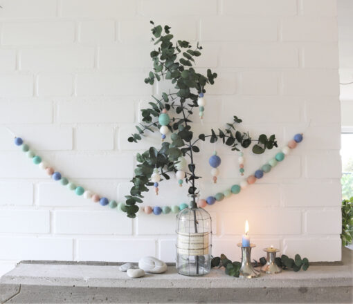 weihnachtliche Girlande aus Filzkugeln blau mint rosa