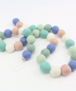 weihnachtliche Girlande aus Filzkugeln blau mint rosa