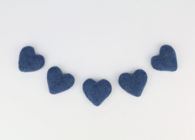 Herzen aus Filz Farbe dunkelblau