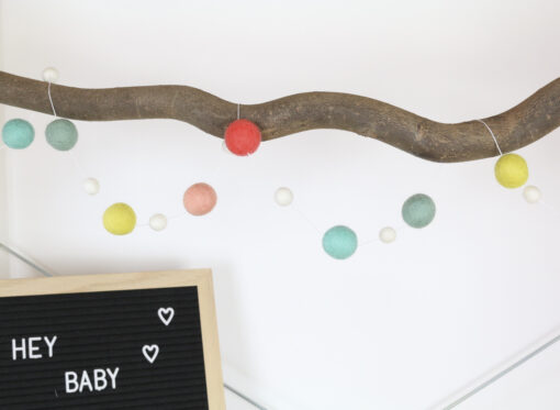 Girlande aus Filzkugeln bunte Farben