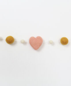 Girlande aus Filzkugeln und Herzen gold rosa