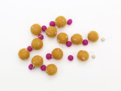 Girlande aus Filzkugeln Polka Dot gold fuchsia