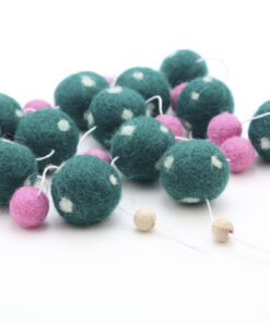 Girlande aus Filzkugeln Polka Dot gruen pink
