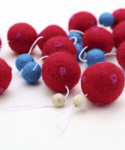 Girlande aus Filzkugeln Polka Dot rot