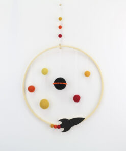Mobile Wallhanging Planeten aus Filzkugeln und Rakete im Holzring