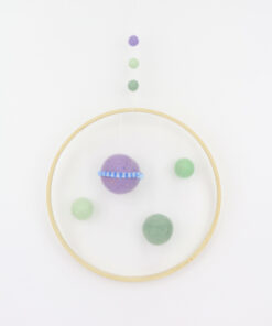 Mobile Wallhanging Planeten aus Filzkugeln im Holzring