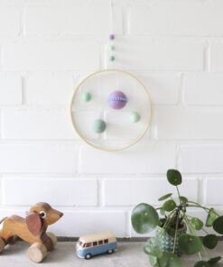 Mobile Wallhanging Planeten aus Filzkugeln im Holzring