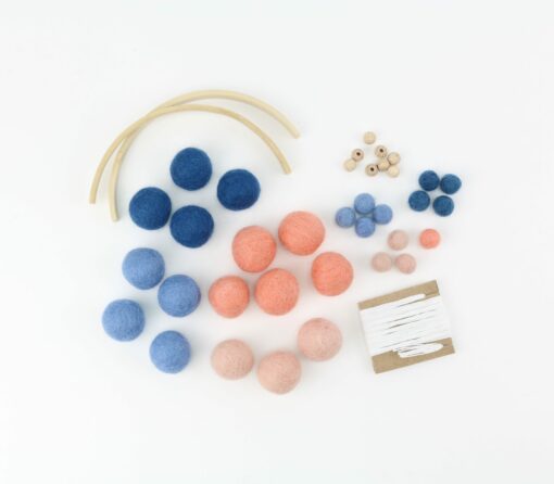 DIY Bastel Set kleines Filzkugel Mobile in blau und rosa
