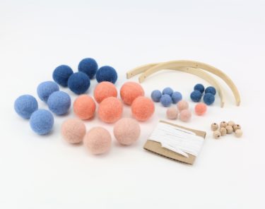 DIY Bastel Set kleines Filzkugel Mobile in blau und rosa