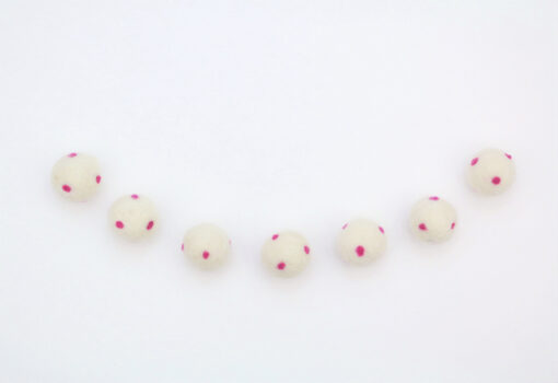 Filzkugeln Polka Dot cremeweiß fuchsia